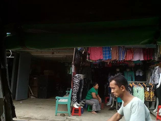 Operating a fashion shop (only for men) at home